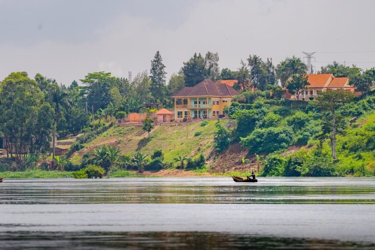 Uganda Nile River 1051638056